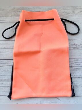 {Triangl} Neoprene Cinch Bag